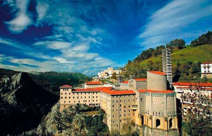 Ruta por el camino adaptado de Gomiztegi en Guipúzcoa
