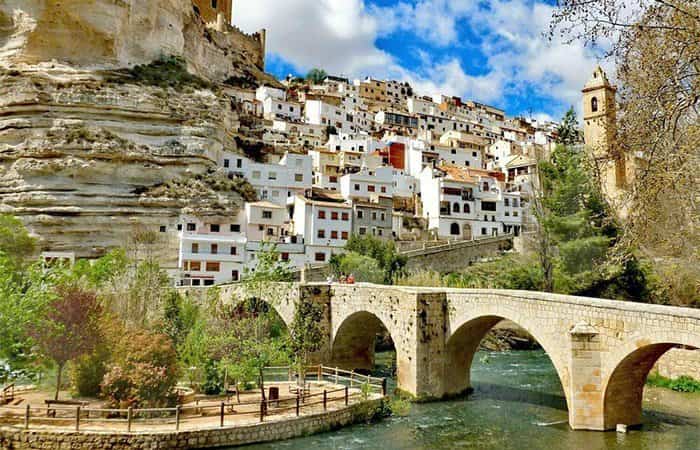 Alcalá del Júcar es uno de los pueblos más pintorescos de la provincia de Albacete Viviendas en las laderas de la montaña en Alcalá del Júcar, Albacete