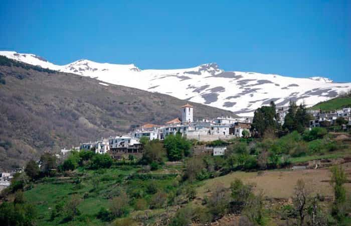 Panorámica de Capileira, con las montañas nevedas al fondo Semana Santa en familia: Capileira, Granada