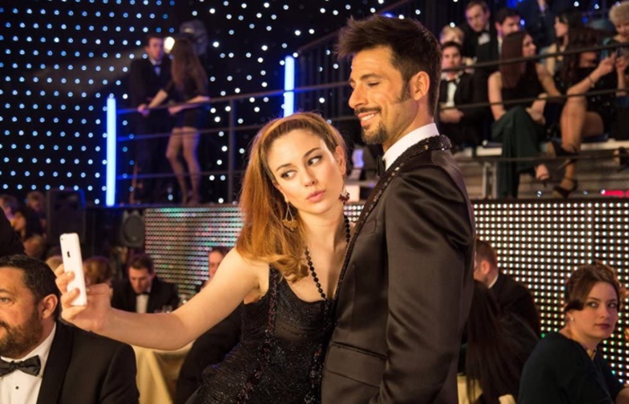 Fotograma de la película de Alex de la Iglesia, "Mi gran noche" Películas para mover el esqueleto: Mi gran noche