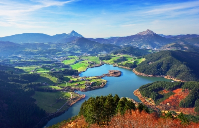 Ruta de senderismo por el embalse de Urkulu en Guipúzcoa