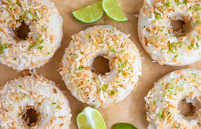 Brunch casero con donuts glaseados Donuts glaseados