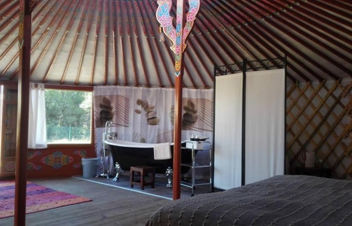Dormir en una yurta es una experiencia muy recomendable Alojamientos para familias: interior de una yurta en Campo de Reyes, Navarra
