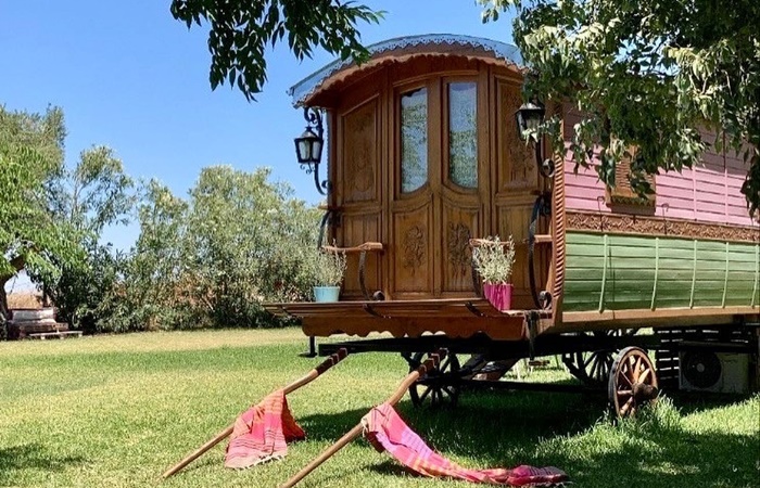 En Cortijo Bablou disfrutaréis de un glamping cerca de la playa Alojamientos para familias: caravana gitana en Cortijo Bablou