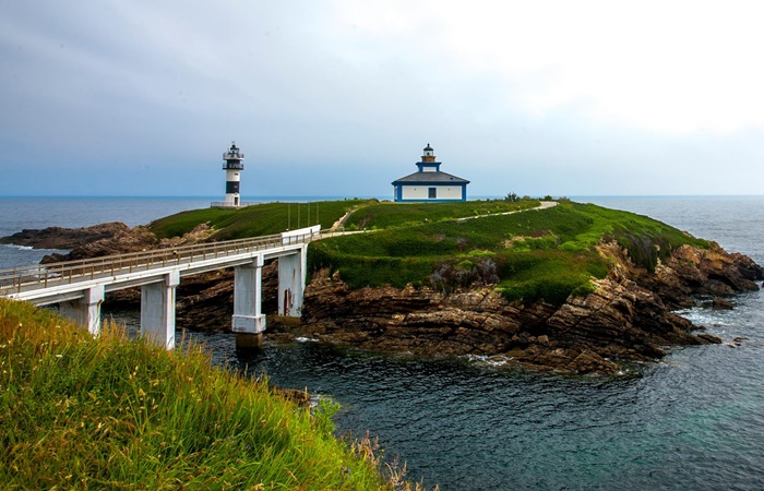 Dormir con el sonido de las olas rompiendo en el acantilado es posible en el Faro Isla Pancha Alojamientos para familias: Faro Isla Pancha