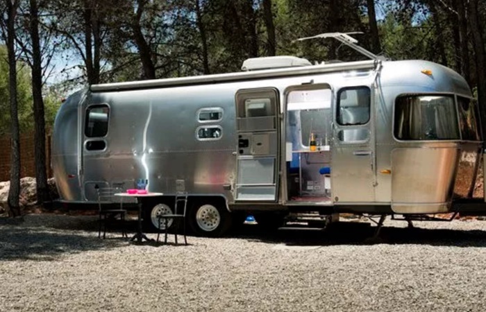 En Glamping Airstream tendréis la oportunidad de dormir en una caravana Alojamientos para familias: caravana Glamping Aistream Andalucía