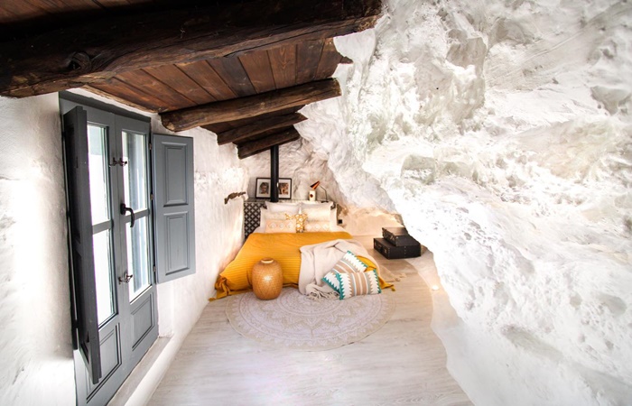 En las Lomas de Ruvira podréis alojaros en cuevas completamente habilitadas a orillas del Júcar Resort XUQ Lomas de Ruvira, Albacete: habitación en una cueva