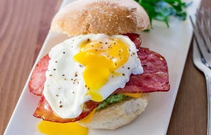 Mollete Mollete de aguacate, bacon y huevo