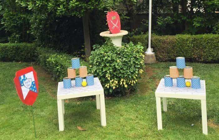 Torre de latas para derribarlas con pelotas Jugar a tirar latas puestas en forma de torre en el jardín