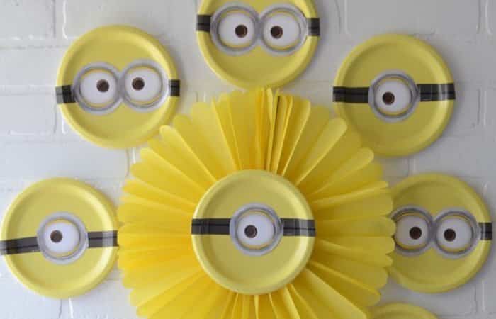 decoración fiesta minions con platos decoración minions