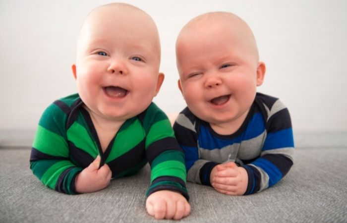 bebes riendo