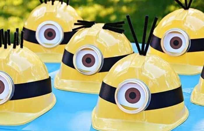 disfraz de minions con un casco casco amarillo de minions
