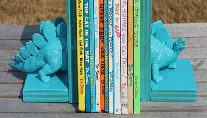manualidad con dinosaurios sujeta libros
