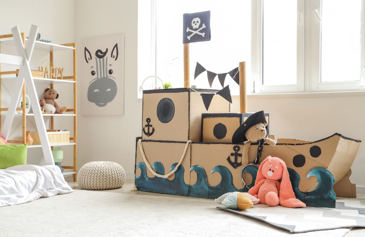 Un barco pirata hecho con cartón para jugar en la fiesta Barco pirata de cartón