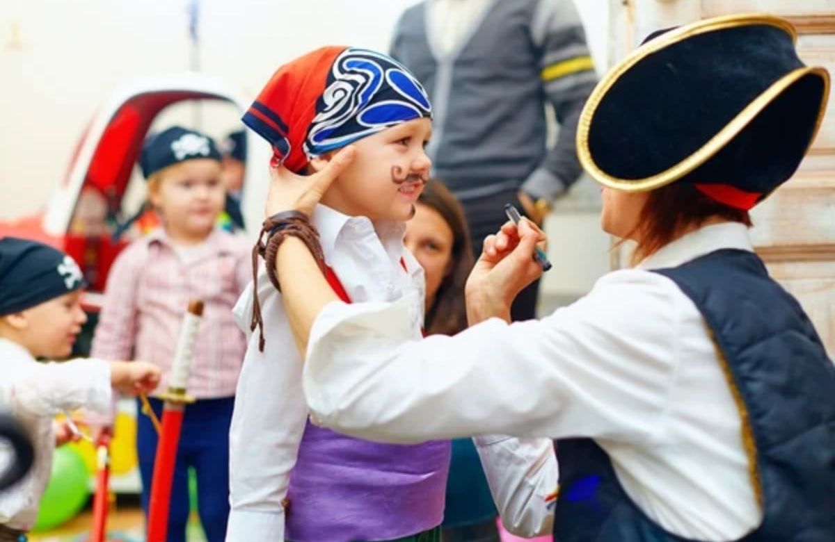 Disfrazarse de pirata, con bigote pintado y todo, qué divertido niños disfrazándose para la fiesta infantil de piratas