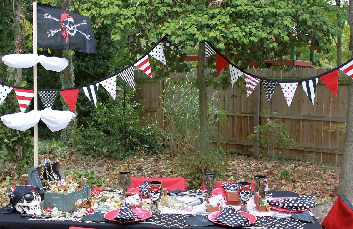 Mesa de cumpleaños para merendar con motivos corsarios Mesa pirata
