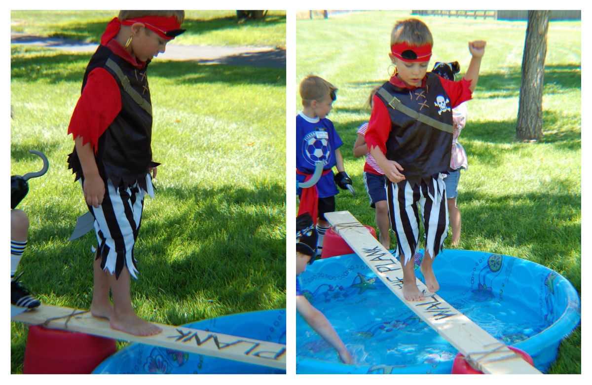 Cruzar una pasarela sobre una piscina hinchable Juego de cruzar la pasarela
