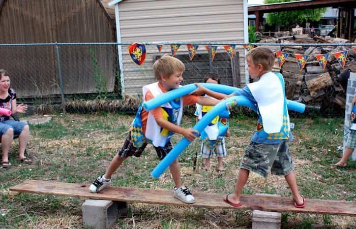 juegos medievales con lanzas hechas con churros de piscina juegos medievales: lanzas en una justa