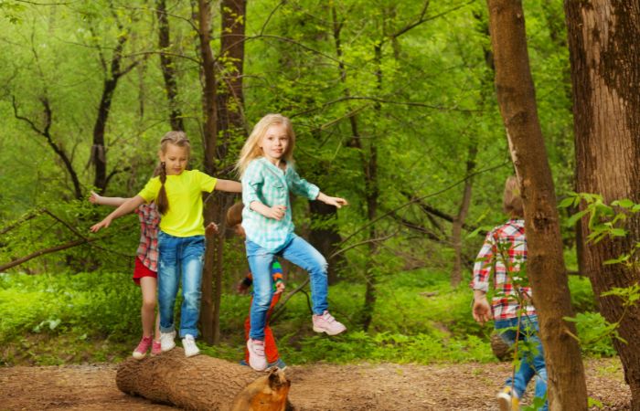 Juego de equilibrio sobre un tronco de árbol en el suelo Equilibrio sobre tronco de árbol