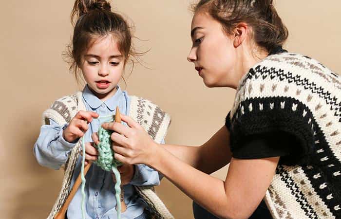 Tejer en familia: una actividad con muchos beneficios tejer en familia