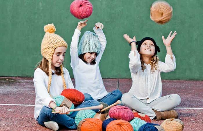 Tejer en familia: una actividad con muchos beneficios tejer en familia
