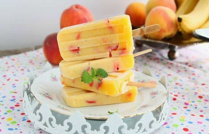 melocotón, plátano y frambuesas en esta receta de paletas de frutas polos caseros de melocotón y frambuesa