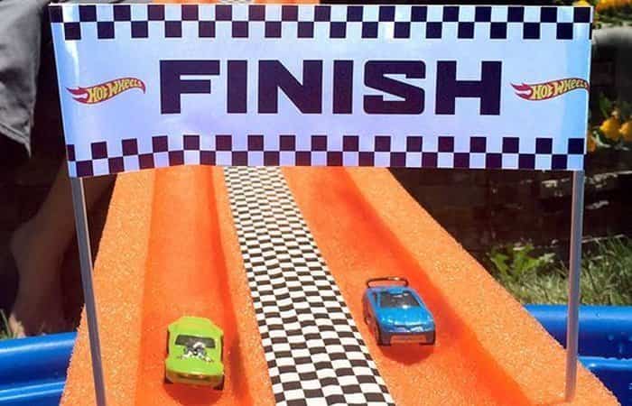 pista de coches de carreras con churros de piscina pista con churros de piscina