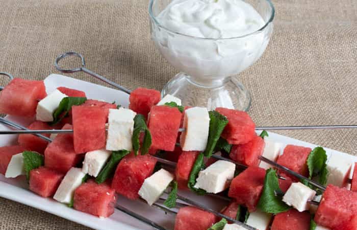 brochetas-de-sandia Postres sin azúcar: Brochetas de sandía con crema de lima
