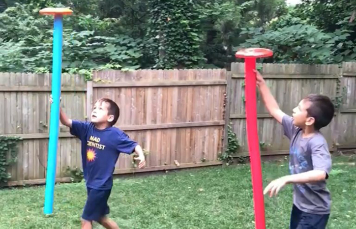carrera de equilibrio con churros de piscina y un frisbee encima carrera de equilibrio