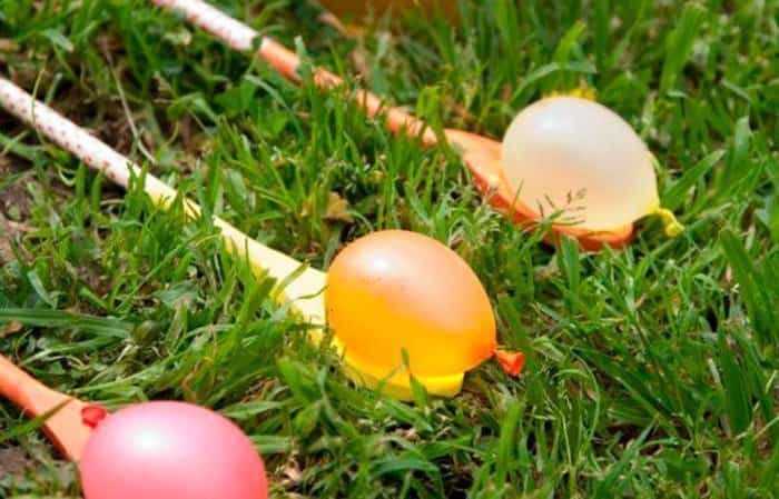 carrera de globos de agua con cucharones de madera Carrera de globos