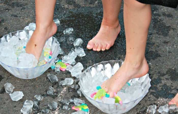 Coger objetos con los dedos de los pies metidos en cuencos con hielo Juegos en familia: atrapa objetos con los pies
