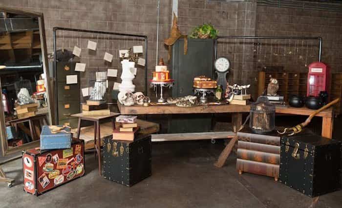 cumpleaños de Harry Potter decoración con maletas cumpleaños de Harry Potter decoración