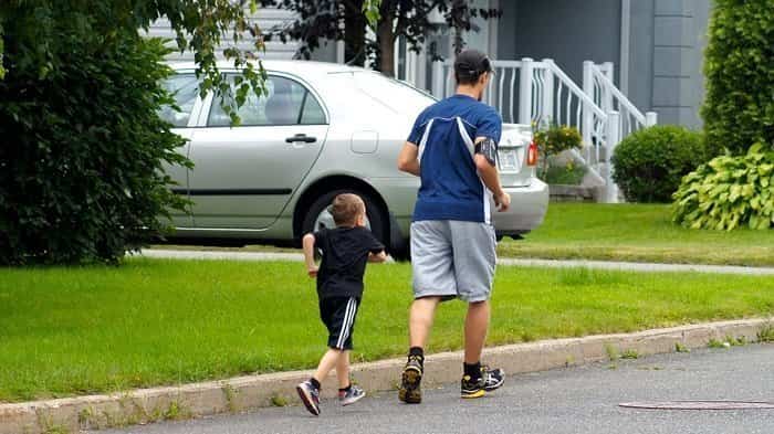 Padre practicando deporte con su hijo