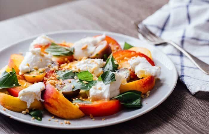 ensaladas sin lechuga con melocotón y burrata ensaladas sin lechuga melocotón