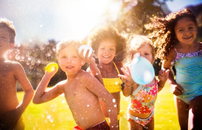 niños jugando al túnel de agua Túnel de agua