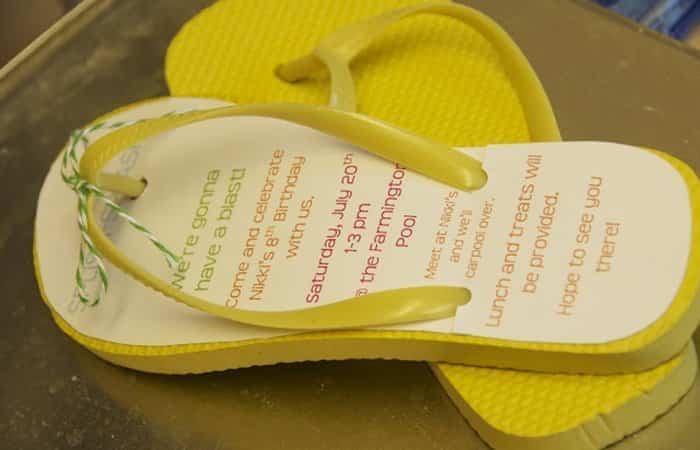 fiesta en la piscina invitaciones chanclas Invitaciones para fiesta en la piscina