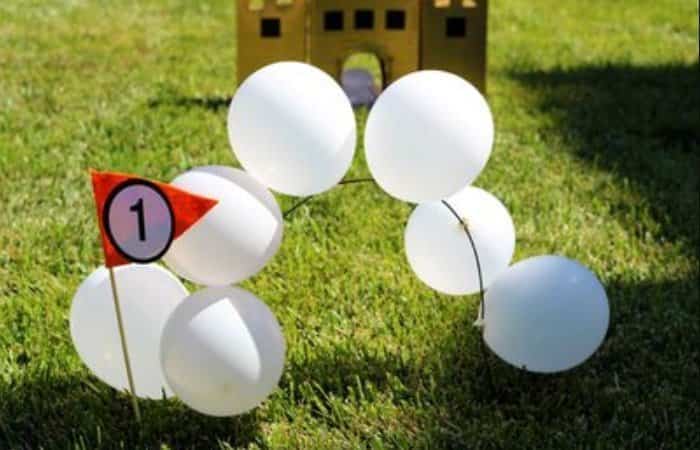 minigolf casero en el jardín Minigolf, juegos al aire libre para niños