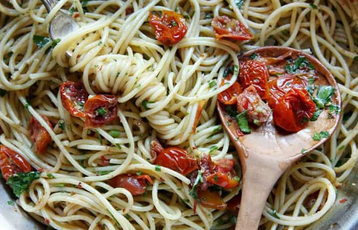 recetas de pasta con tomate asado Recetas fáciles de pasta y verdura: Espaguetis con tomates asados