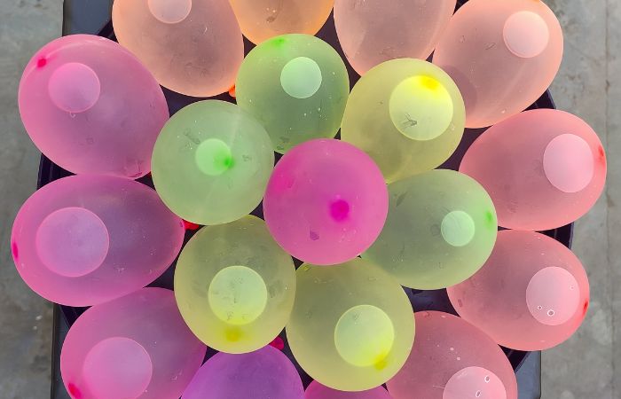 una pìñata diferente y muy fresquita con globos Piñata refrescante