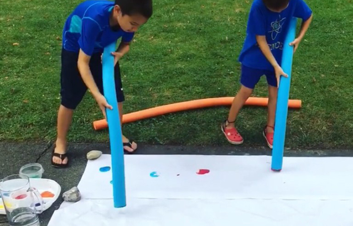 pintar con churros de piscina sobre papel continuo pintar con churros de piscina