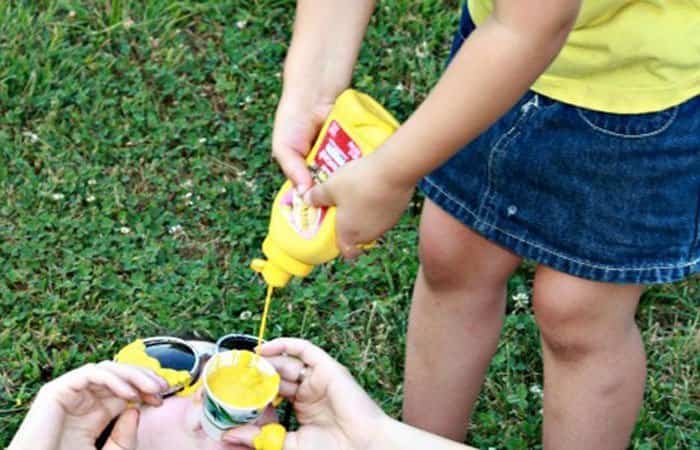 Jugar a 'encestar' con la salsa a ciegas Juegos en familia: con salsa y a ciegas