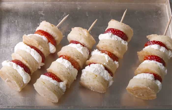 postres-para-hacer-con-fresas-y-brochetas-de-bizcocho Postres para hacer con fresas y brochetas de bizcocho