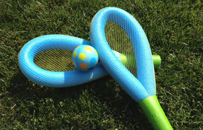 tenis de verano con raquetas hechas con churros de piscina tenis de verano