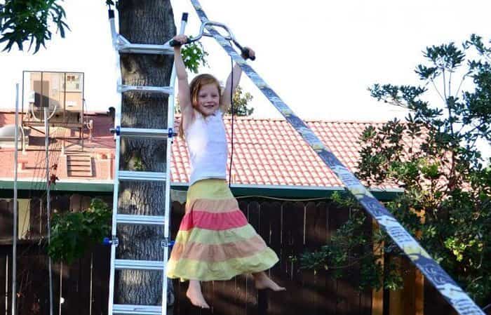 tirolina casera en el jardín con cuerda y escalera de mano Tirolina, juegos al aire libre para niños