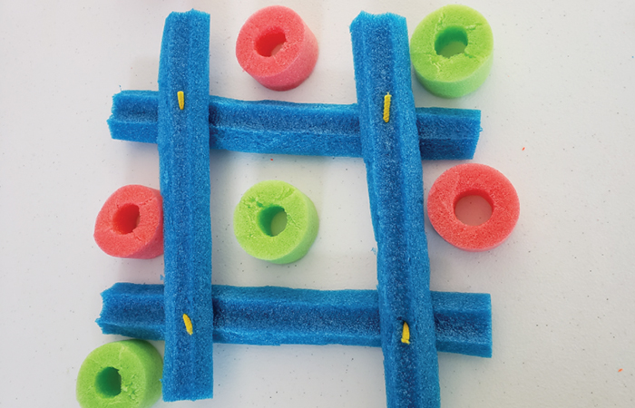 tres en raya hecho con churros de piscina de colores tres en raya