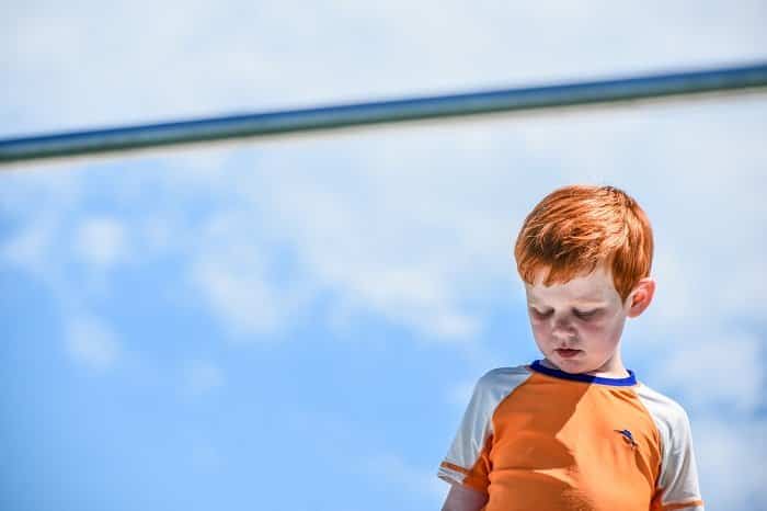 Niño expuesto a la radiación solar