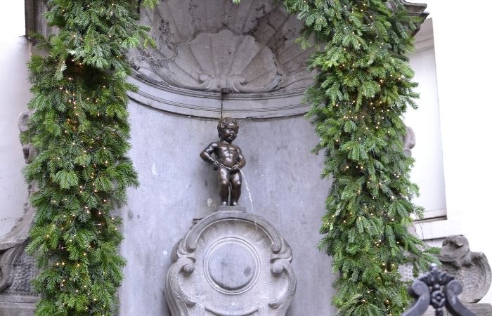 Fuente Manneken pis Bruselas con niños, Manneken pis