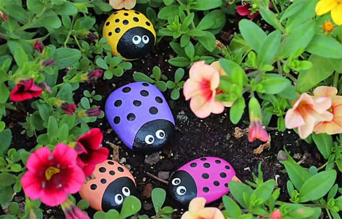 mariquitas-de-piedra Manualidades fáciles para el jardín