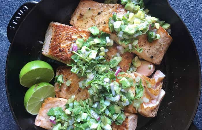 recetas-de-pescado-salmon-con-salsa-de-aguacate Recetas de pescado, salmón con salsa de aguacate