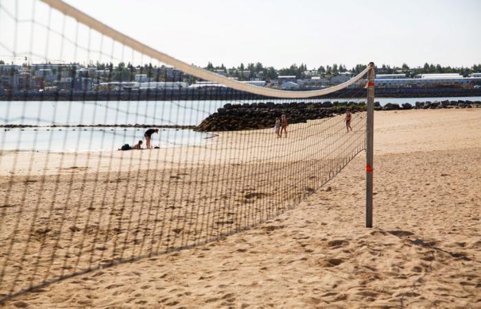 La playa es perfecta para aprovechar el sol de Islandia Reikiavik con niños playa geotérmica